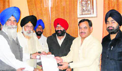 A delegation of the Sarv Pradesh Parbandhak Committee submits a memorandum to Leader of the Opposition Harak Singh Rawat in Dehradun on Friday. 