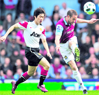 West Hams Matthew Upson (R) vies with Manchester Uniteds Park Ji-Sung (L) at Upton Park, in East London, on Saturday
