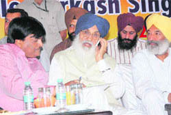 CM Parkash Singh Badal shares a point with the president of Punjab Cotton Factories and Ginner's Association Bhagan Bansal (L) during a Sanman Samaroh organized by the association in Bathinda on Saturday. Rajya Sabha member Balwinder SIngh Bhunder is also seen.