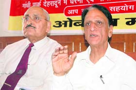 Coordinator of the India Against Corruption campaign Jagdish Malhotra addresses a press conference in Dehradun on Sunday