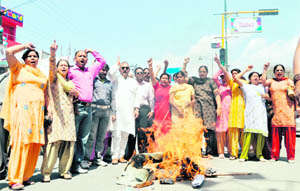 Congress workers burn an effigy of the police in Dehradun on Monday.