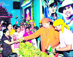 Pushpnandan Maharaj distributes fruits at Siddhpeeth Ashram. 