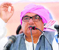 Chief Minister Bhupinder Singh Hooda addresses a rally at Janoli village in Palwal. 