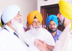 Bhai Ranjit Singh (left), former Jathedar, and Daljit Singh, Principal, Khalsa College, argue during a press conference in Amritsar 