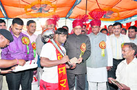 Chief Minister Prem Kumar Dhumal honours wrestler Gaurav of Una district