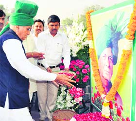 INLD chief Om Prakash Chautala pays floral tributes to his father Devi Lal on the latters 10th death anniversary at Sangharsh Sthal in New Delhi
