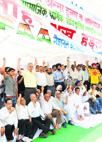 Members from various social organisations observe a one-day fast in support of Anna Hazares cause opposite the mini-secretariat in Karnal on Thursday