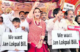 SUPPORT POURS IN: Mallika Sarabhai bats for Anna Hazare in Ahmedabad