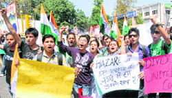 Students of DAV College extend support to Anna Hazares crusade against corruption, in Jalandhar
