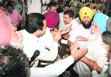 Councillors of the SAD-BJP combine and Congress have heated arguments in Amritsar. 