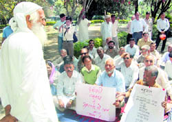 Environmentalist Sunder Lal Bahuguna addresses intellectuals at Gandhi Park in Dehradun on Friday