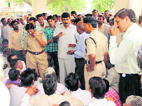 Police and agriculture officials try to pacify farmers at Sirsa.