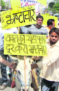 Gurgaon residents hold a march in support of Anna Hazares demand for a Lokpal Bill. 