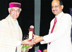 Prof Lalit Awasthi felicitates Prof Timothy A Gonsalves, Director, IIT Mandi, at NIT Hamirpur