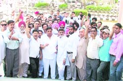 Congress activists submit a memorandum against hike in collector rate of properties in Ludhiana on Friday. 