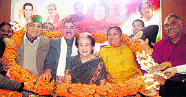 Dhani Ram Shandil (left) and Asha Kumari (right), along with Congress leaders Kaul Singh and Vidya Stokes, being welcomed in Shimla on Saturday.