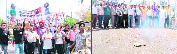 People come out on roads and burst crackers to celebrate the success of Anna Hazare’s campaign, forcing the Centre to accede to most of his demands, in Ludhiana on Monday.