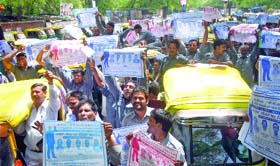 Auto drivers shout slogans against the Sheila Dikshit government over the GPS issue at Jantar Mantar in New Delhi on Sunday