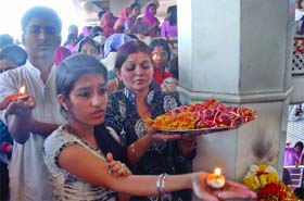 Devotees offer puja at Jhandewalan Mandir during the ongoing Navratri festival in New Delhi on Sunday