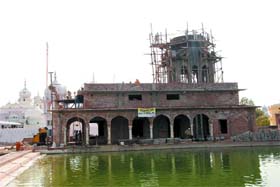 The new building of Likhansar Gurudwara being built at the place of its old building in Takht Sri Damdama Sahib complex at Talwandi Sabo