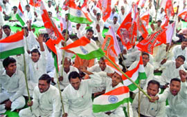 Activists of the Mahan Dal demonstrate against Anna Hazare's Lokpal Bill at 