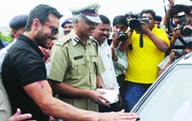 Actor Saif Ali Khan with Delhi joint commissioner of police (traffic) Satyender Garg stops a car during a compulsive traffic awareness campaign of the Delhi Traffic Police at Rajpath in New Delhi 