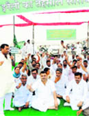 INLD activists hold a protest in front of the mini-secretariat in Karnal 