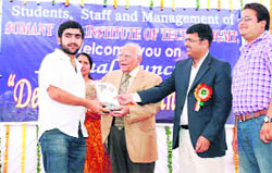 Ram Jethmalani presents a prize to a meritorious student at the Somany Institute of Technology and Mananagement in Rewari. 