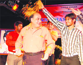 Shahid Rafi, son of legendary singer Mohammad Rafi being accorded a warm welcome at Virsa Vihar in Amritsar. 