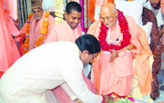 Chief Minister Ramesh Pokhriyal Nishank touches the feet of Bhakti Ballabh Teerth Goswami Maharaj in Dehradun
