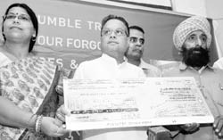 Jeet Singh Grandson of ShahidUdham Singh being felicitated by an NGO Andolan : Ek Pustak Se on the book release of Forgotten Indian Heroes : Their Neglected Descendants - 1857 - 1947 