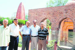 (From L to R) Dwarka Das, Tek Chand Sharma, Nand Lal Arora, Bhushan Behl and VK Grover, whose family members were either killed or injured in the Jallianwala massacre