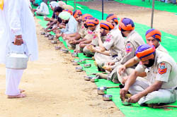 Police personnel partake of langar at Talwandi Sabo