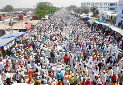 The road in Talwandi Sabo leading to Takht Sri Damdama Sahib appeared to be a sea of humanity on the occasion of Basaikhi, on Thursday