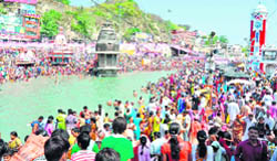 Lakhs took a holy dip on Baisakhi at Har-ki-Pauri and adjacent ghats in Haridwar on Thursday.