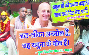 Save Yamuna activists protest in New Delhi on Thursday after completion of their 700-km food march from Allahabad to New Delhi to highlight the need to protect the Yamuna