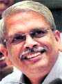 Infosys CEO K Gopalakrishnan (R) with CFO V Balakrishna at the annoucement of companys results