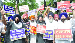 Activists of the Shiromani Akali Dal (Badal) protest against H.S. Hanspal, member of the National Commission for Minorities for influencing witnesses in the Sajjan Kumar case by offering bribe, outside the Congress headquarters in New Delhi