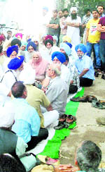 Residents of Chamkaur Sahib on a dharna against a liquor vend near the towns Memorial Gate