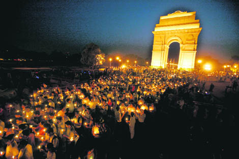 Anna Hazares campaign against graft not only brought hundreds of supporters together at the India Gate in New Delhi and other towns but also in cybersphere
