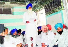 Didar Singh Nalvi, working president, HSGPC (ad hoc), briefs mediapersons after the state executive meeting in Gurdwara Neem Sahib in Kaithal.