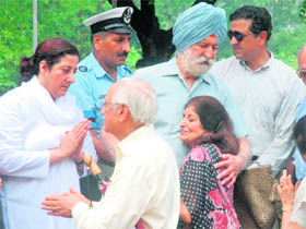IAF Marshal Arjan Singh with his daughter and son at the cremation of his wife Teji Arjan Singh in New Delhi on Sunday.