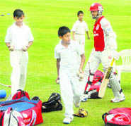 Dinesh Karthik goes for a practice session along with budding cricketers.
