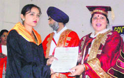 Haryana Education Minister Geeta Bhukkal awards degrees to students of Government Postgraduate College in Ambala Cantt.