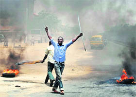 Angry youths torched churches and homes and set up burning barricades to protest in Nigerias northern city of Kano on Monday.