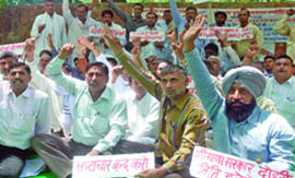 Members of the Haryana Pradesh Auctioners Association shout slogans during their second day of dharna at Jantar Mantar, seeking the payment of commission for wheat and rice from the year 2000 and an increase in the commission rate in New Delhi
