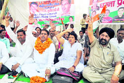 Rashtriya Rajiv Gandhi Sena stage a dharna at Gandhi Park, Dehradun, on Tuesday