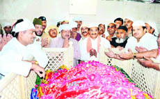 Uttarakhand Chief Minister Ramesh Pokhriyal Nishank pays obeisance at the shrine at Kaliyar Sharif, near Roorkee, on Tuesday. 