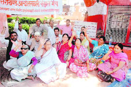 ON THE WARPATH: Members of the Uttarakhand Andolankari Sanyukt Manch stage a dharna at Shaheed Sthal in Dehradun on Wednesday.