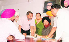Councillors hold discussions with Mayor Hakam Singh Giaspura and Senior Deputy Mayor Praveen Bansal in Ludhiana